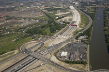 802623 Luchtfoto van de landtunnel in de autosnelweg A2 te Utrecht, uit het zuiden; op de voorgrond het verkeersplein ...